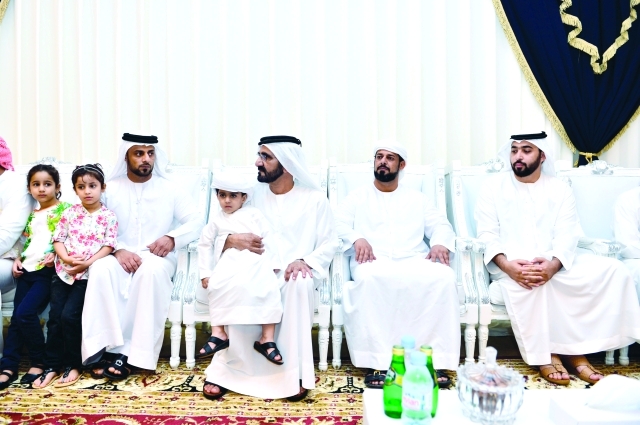 "■ محمد بن راشد خلال تقديم واجب العزاء لأسرة الشهيد بحضور ولي عهد أم القيوين | تصوير: سيف محمد"
