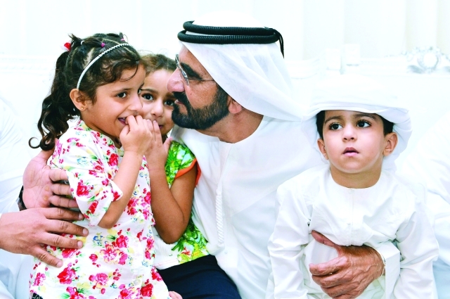 "■ سموه يحتضن بحنان الأب أطفالاً من ذوي الشهيد"