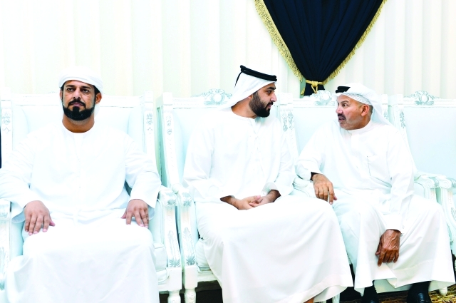 "■ ولي عهد أم القيوين يتبادل الحديث مع مصبح الفتان"