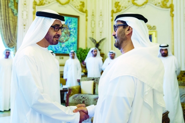 "■ ولي عهد أبوظبي مصافحاً حسين الحمادي"