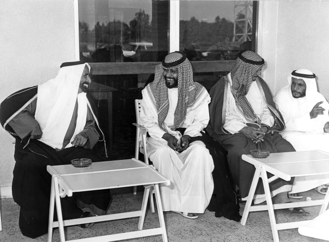 "المغفور له صاحب السمو الشيخ راشد بن سعيد ال مكتوم وطحنون بن محمد"