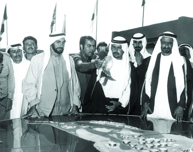 "زايد وراشد يطلعان بحضور مانع العتيبة على مجسم تسييل الغاز الطبيعي في جزيرة داس (4 ديسمبر 1973)."