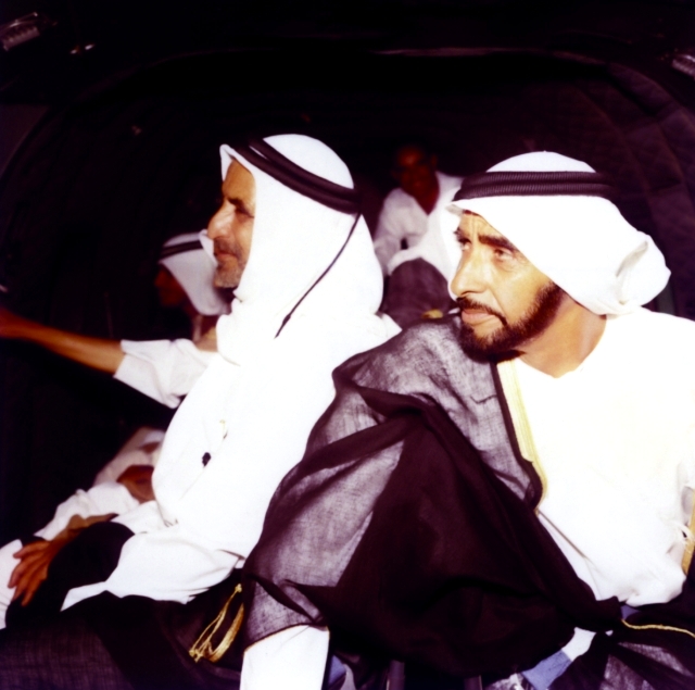 "زايد وراشد في إحدى جولاتهما في دبي (أبريل1972م)."