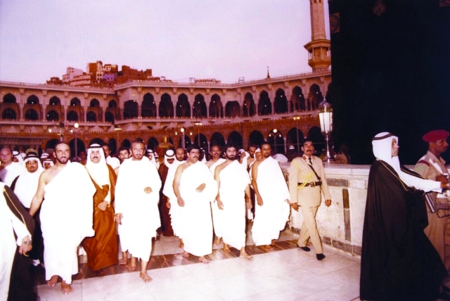 "زايد بن سلطان وراشد بن سعيد أثناء أدائهما مناسك العمرة (20 أغسطس 1974)."