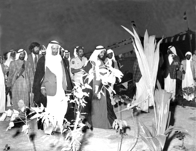 "زايد وراشد أثناء حضورهما مؤتمر »الصداقة الدولي للبيزرة« (16 ديسمبر 1976)"