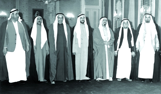 "زايد بن سلطان وراشد بن سعيد وسلطان بن محمد وراشد المعلا وصقر القاسمي ومحمد الشرقي وحميد النعيمي بعد انضمام رأس الخيمة إلى الاتحاد - قصر الضيافة أبوظبي (10 فبراير 1972م)."