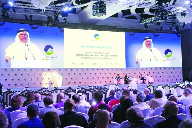"■ د. قرقاش يلقي كلمته في المؤتمر"
