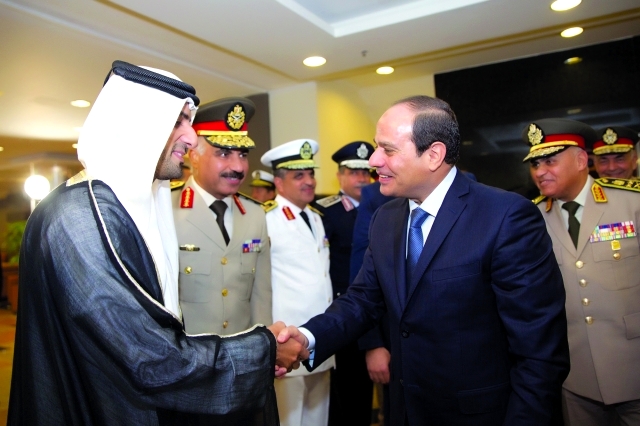 "■ عبد الفتاح السيسي يصافح سلطان بن أحمد القاسمي خلال الاحتفالية بحضور وزير الدفاع المصري | من المصدر"