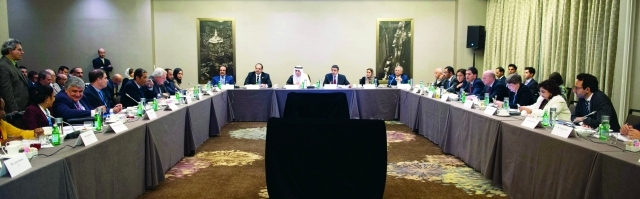 "■ عبدالله بن زايد والجبير والعطية خلال اجتماعهم مع ياسين وممثلي المنظمات الدولية والإنسانية | وام"