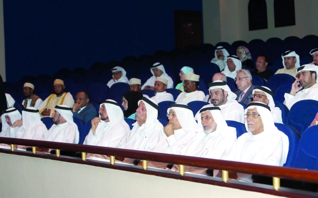 "Ⅶ سلطان السويدي وعبدالغفار حسين يتوسطان الحضور | تصوير: محمود الخطيب"