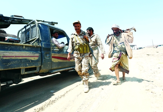 "■ جنود يمنيون خلال تمشيطهم منطقة محررة في مأرب | رويترز"