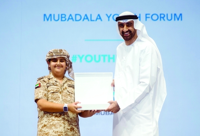 "أديب البلوشي يتسلم جائزة مبادلة للشباب من حميد الشمري"
