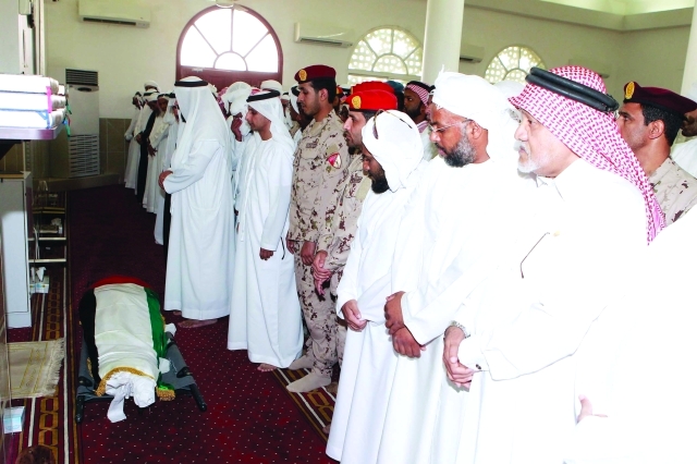 "■ مواطنون وأفراد وضباط القوات المسلحة خلال صلاة الجنازة على جثمان الشهيد"