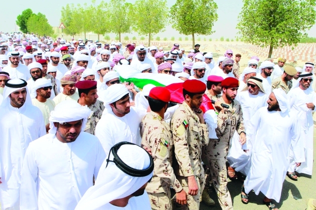 "■ حشود خلال مراسم دفن الشهيد محمد السيابي في مقبرة بني ياس | البيان"