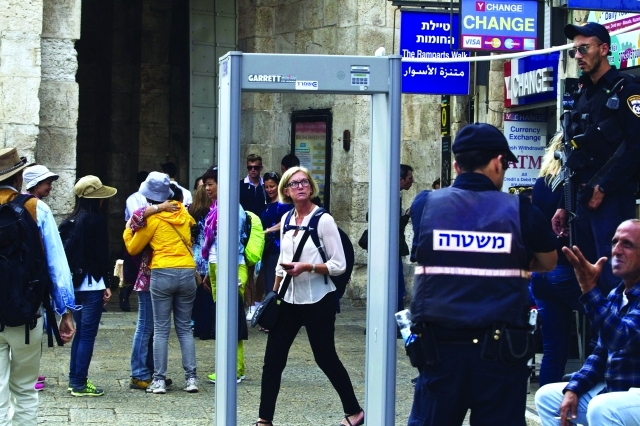 "إجراءات أمنية وعسكرية مشددة في القدس | رويترز"