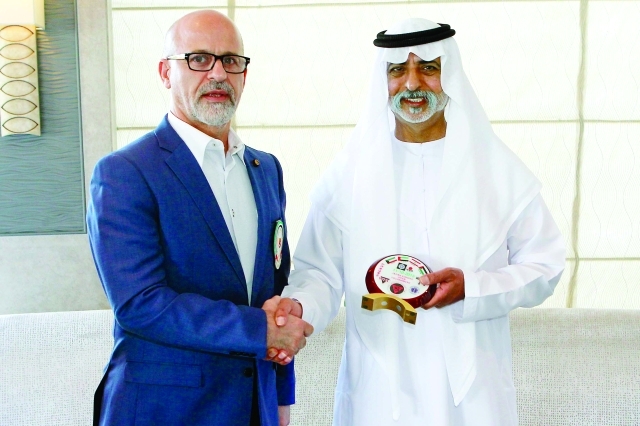 "نهيان بن مبارك يتسلم درع الاتحاد العالمي من الكانشو المرعي"