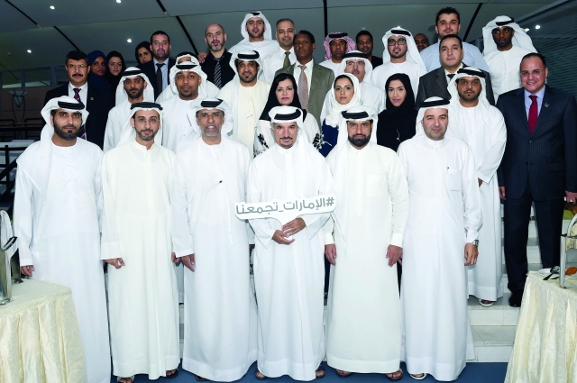 "■ سعيد حارب يتوسط مديري إدارات المجلس وأعضاء فرق العمل | البيان"