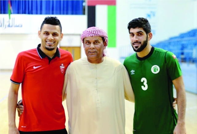 "عبيد محمد مع ابنيه محمد عبيد لاعب الأهلي وراشد عبيد لاعب الشباب"