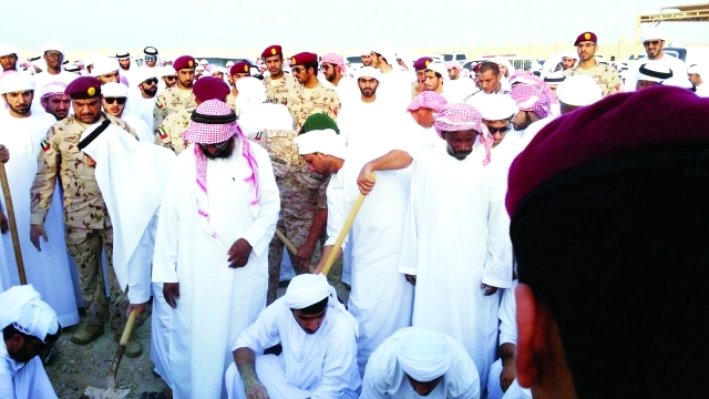 "المشيعون يوارون الشهيد الثرى"