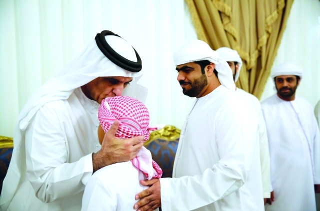 "■ سعود بن صقر مقدماً العزاء لأسرة الشهيد خميس العبدولي | وام"