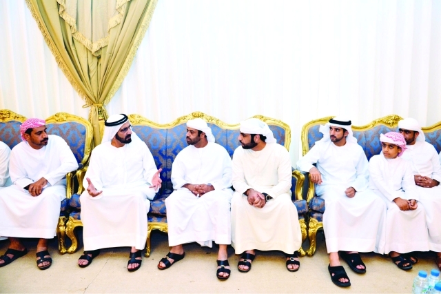 "■ محمد بن راشد وحمدان بن محمد يعزيان أسرة الشهيد خميس العبدولي | تصوير سيف محمد، وخليفة اليوسف"