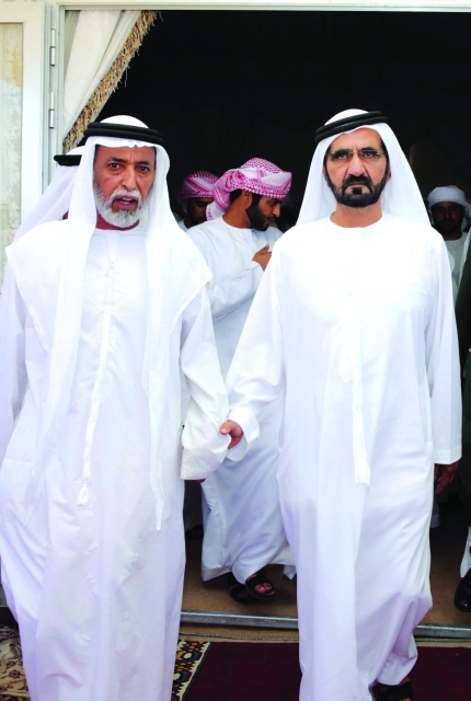 "■ محمد بن راشد خلال تقديمه العزاء لأسره الشهيد علي الكتبي"