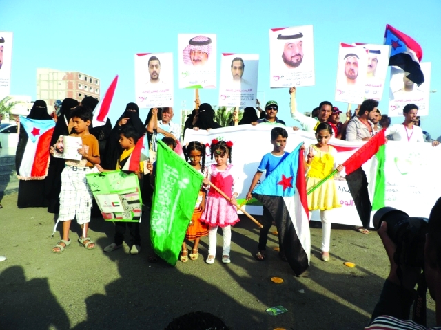 "■ متظاهرون يرفعون أعلام الإمارات وصور قادة الدولة والتحالف إلى جانب صور شهداء الإمارات | البيان"