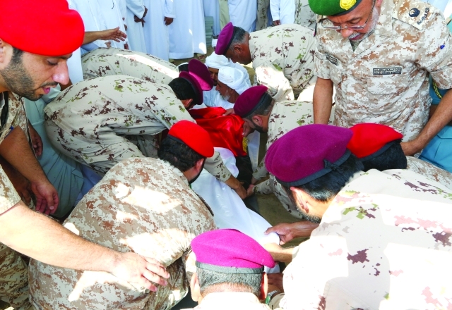 "■ رفاق السلاح يوارون الشهيد الثرى"