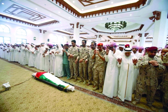 "■ أهالي العين وأفراد وضباط القوات المسلحة أثناء صلاة الجنازة على جثمان الشهيد علي الكتبي | تصوير: عمران خالد"