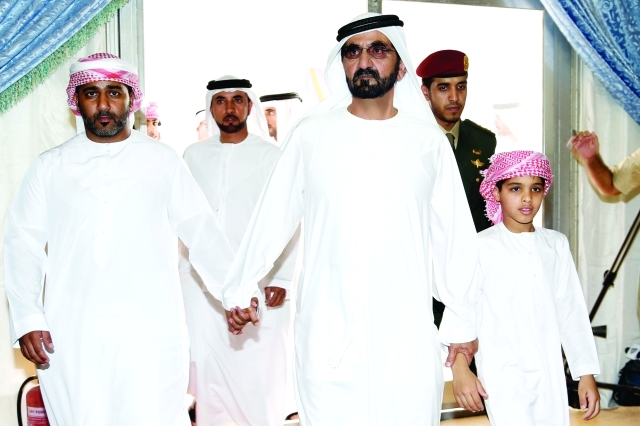 "محمد بن راشد خلال العزاء في الشهيد محمد السيابي"