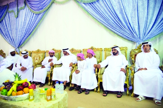 "محمد بن راشد ومحمد بن زايد يعزيان أسرة الشهيد محمد السيابي يرافقهما حمدان بن محمد ومنصور بن زايد"