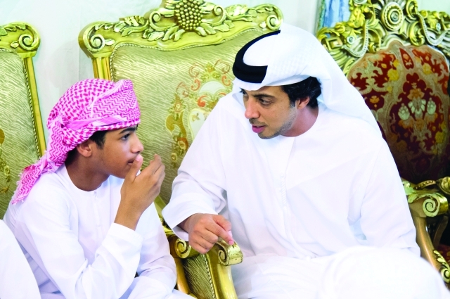 "منصور بن زايد يعزي نجل الشهيد محمد السيابي"