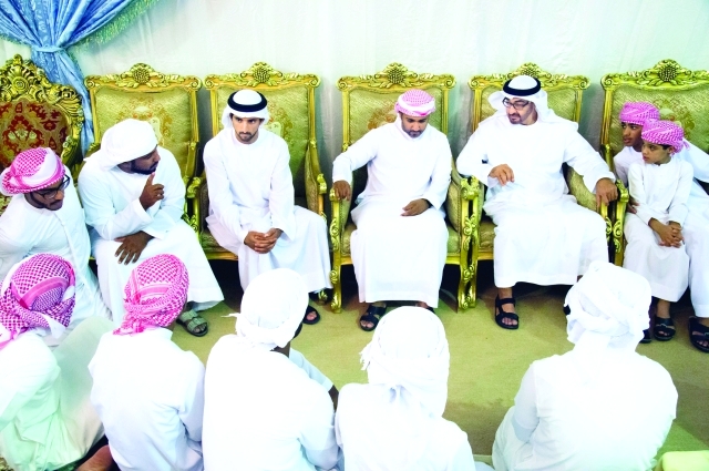 "محمد بن زايد معزياً أسرة الشهيد محمد السيابي يرافقه حمدان بن محمد"