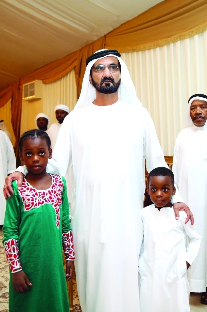 "محمد بن راشد مع ابني الشهيد أحمد خميس مال الله الحمادي"