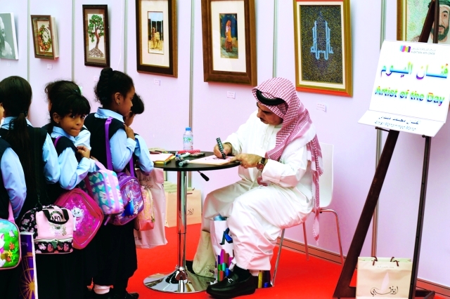 "■ محمد مندي يقدم فنون الخط للأطفال | من المصدر"