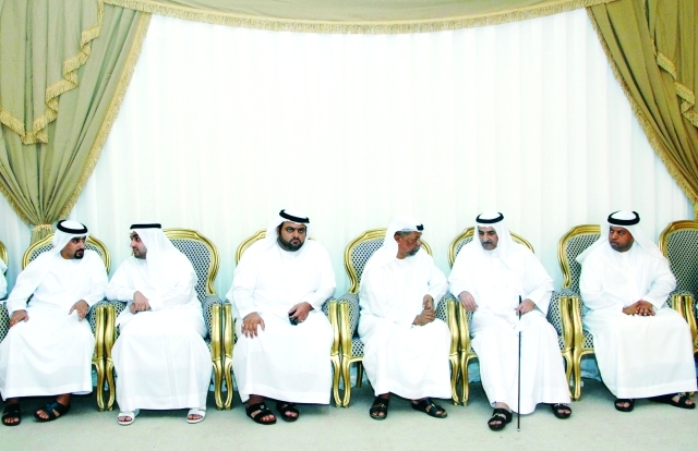 "■ حاكم الفجيرة معزياً أسرة الشهيد يوسف الكعبي يرافقه محمد وراشد ومكتوم بن حمد | وام"