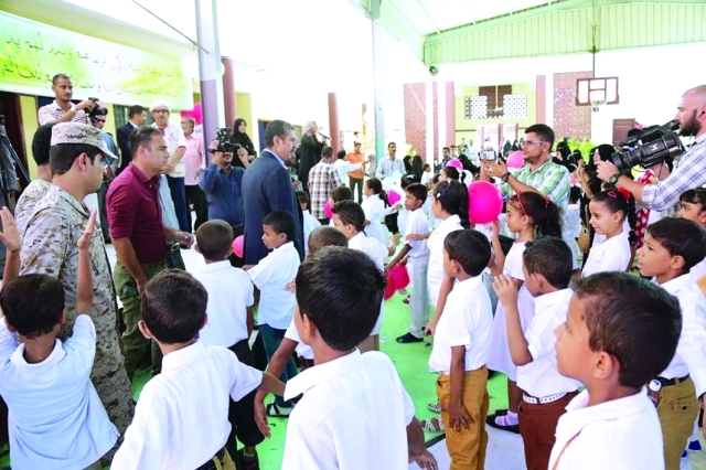 "■ خالد بحاح خلال زيارة تفقدية إلى إحدى المدارس في عدن | البيان"
