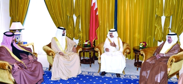 "Ⅶ خليفة بن سلمان مستقبلاً ناصر وخالد بن حمد | بنا"
