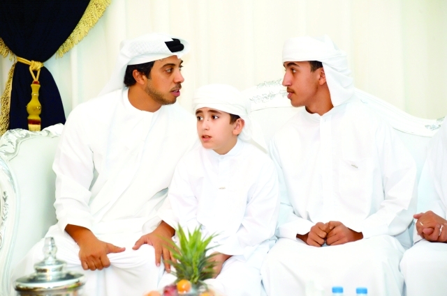 "Ⅶ منصور بن زايد يقدم واجب العزاء لذوي الشهيد عبد السلام الفقهاء | وام"