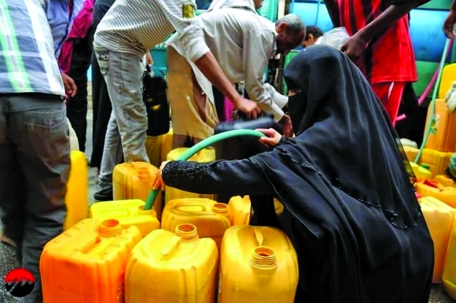"■  يمنية تملأ الماء في عبوات  |   البيان"