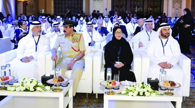 "■ مريم الرومي وعبدالله الشيباني وخميس المزينة وخالد الكمدة خلال المنتدى | تصوير: دينيس"