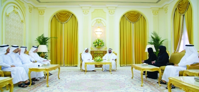 "■ سلطان القاسمي خلال استقبال بلحيف النعيمي بحضور زهرة العبودي وجميلة الفندي والمسؤولين | من المصدر"