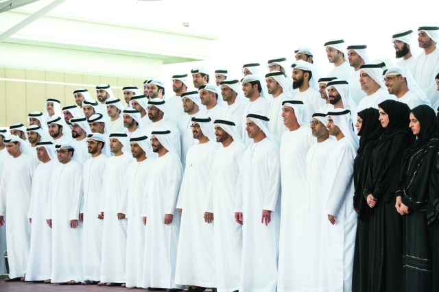 "■ ولي عهد أبوظبي يتوسط أعضاء لجنة الانتخابات"
