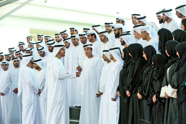 "■ وسموه يتبادل الحديث مع أعضاء لجنة أبوظبي للانتخابات"