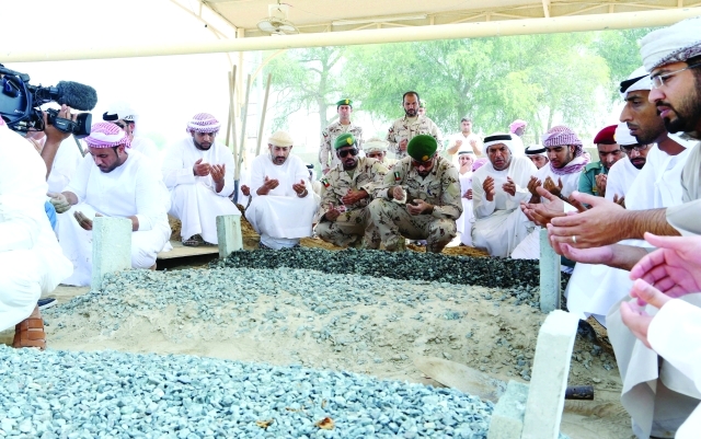 "Ⅶ أبناء كلباء يوارون جثمان الشهيد الثرى"