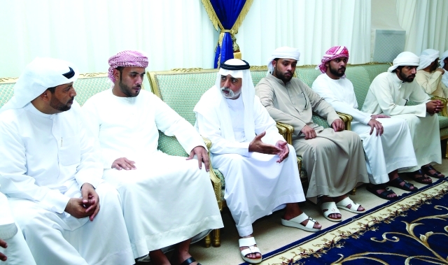 "Ⅶ نهيان بن مبارك يقدم واجب العزاء"