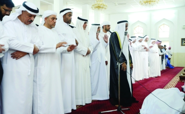 "■ نهيان بن مبارك والشيوخ يؤدون صلاة الجنازة"