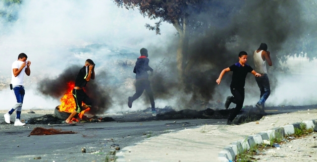 "■ شبان فلسطينيون يواجهون قوات الاحتلال قرب نابلس  |  إي بي إيه"