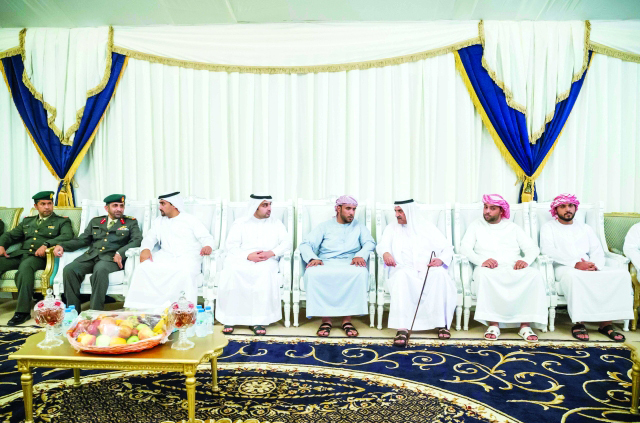 "Ⅶ حمد الشرقي خلال تقديم العزاء بحضور راشد ومكتوم بن حمد | وام"