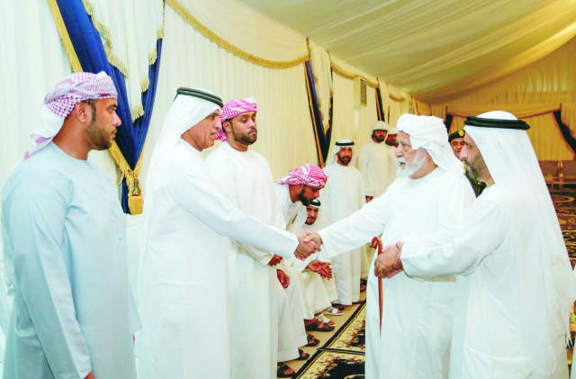 "Ⅶ سعود بن صقر مصافحاً المعزين"